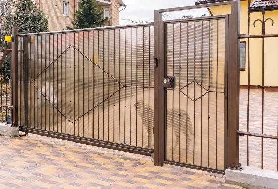 Купить ворота из профлиста с элементами ковки, с металлическими столбами в рамке или под дерево в Георгиевске от 153645 руб